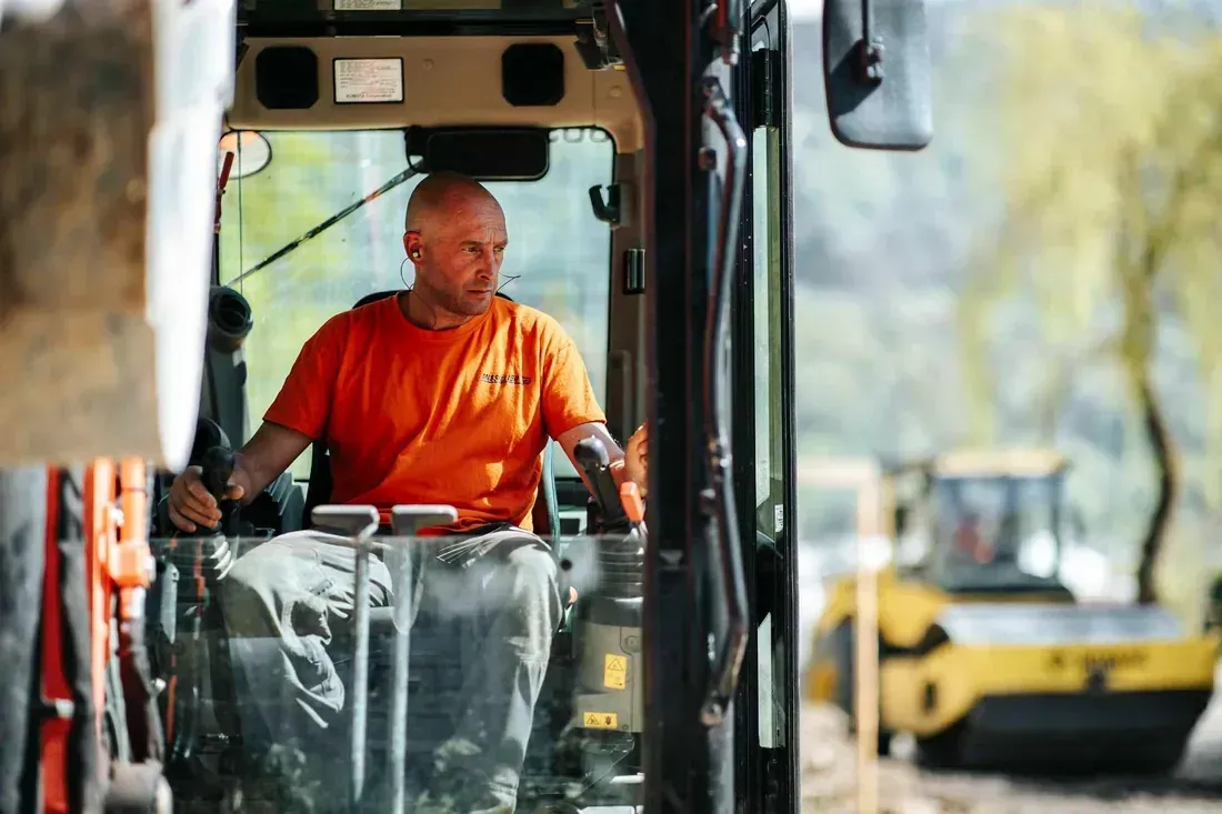 Conducteur d’engins au poste de conduite d’un compacteur