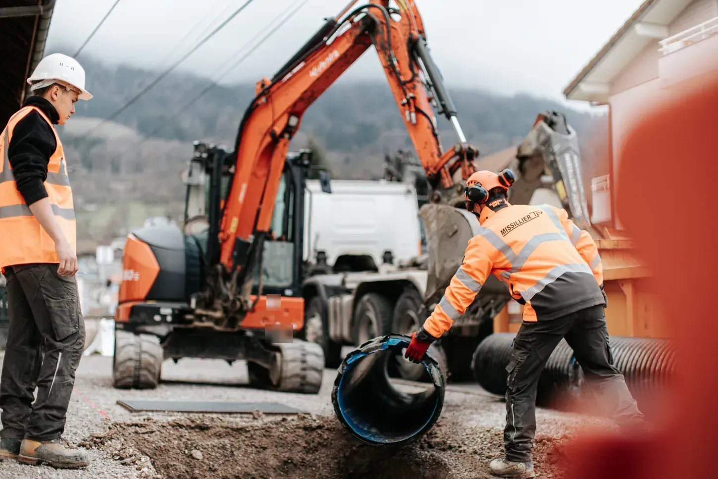 Équipe MISSILLIER TP et pelle mécanique sur un chantier de terrassement