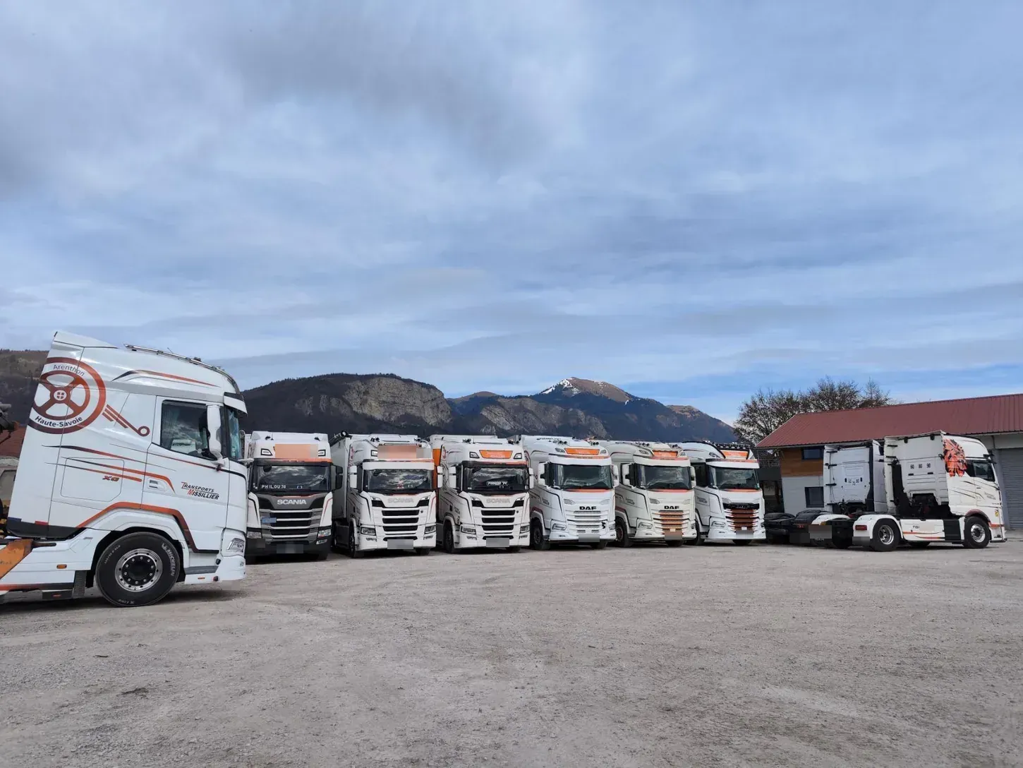 Flotte de camions Transports MISSILLIER alignés sur le dépôt
