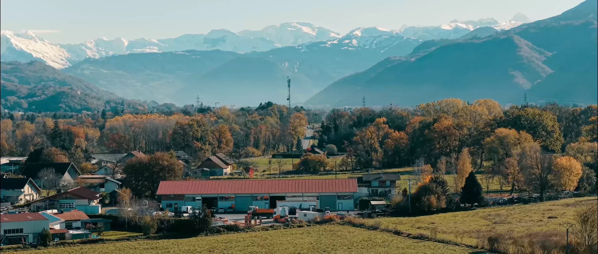 Vue de la vallée de l’Arve depuis Arenthon, montagnes et forêts d’automne