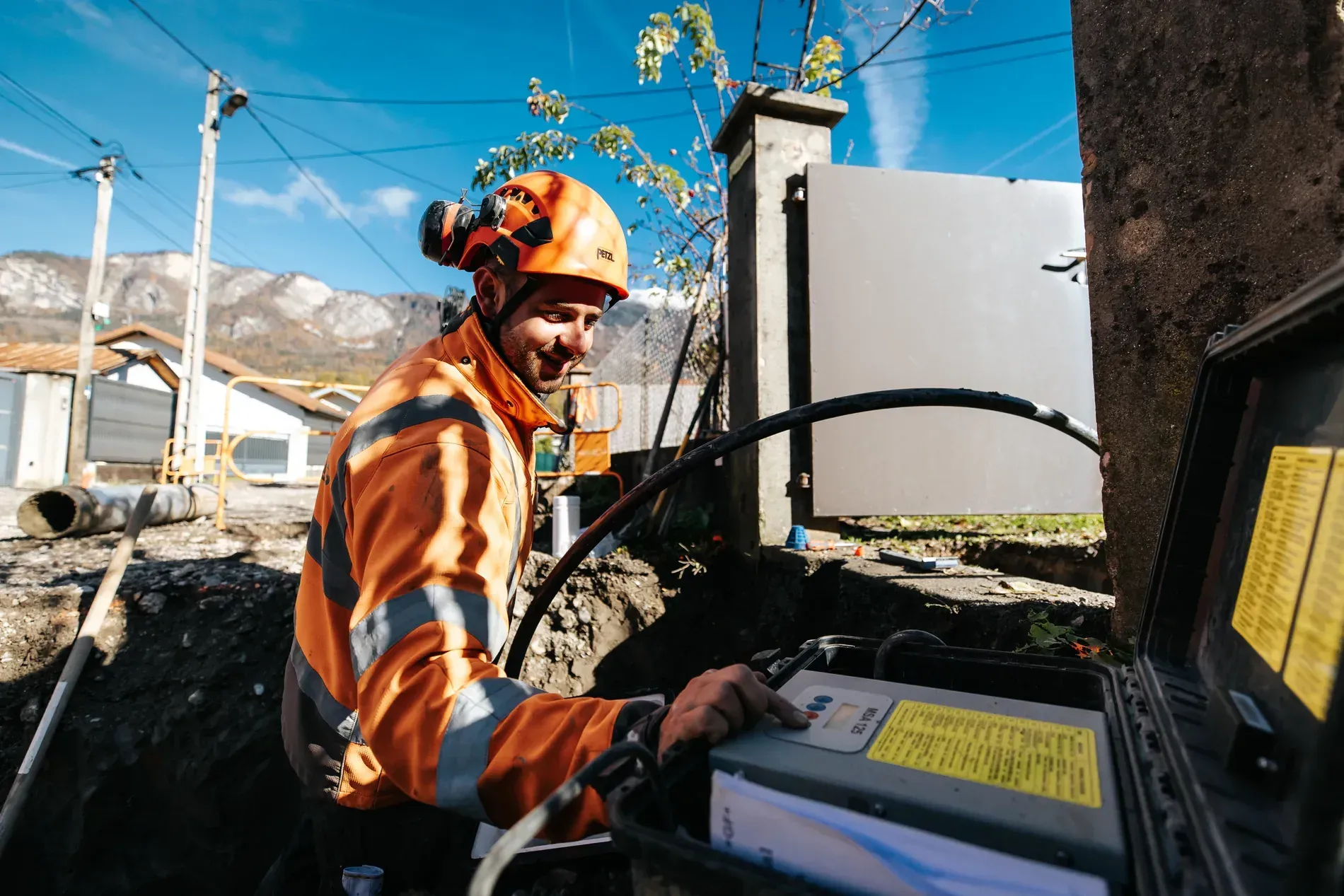 Technicien MISSILLIER TP au travail sur une armoire de chantier